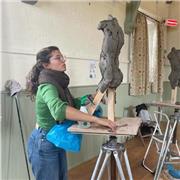 Graduada en Bellas Artes, con especialización en escultura, imparte clases de modelado del natural